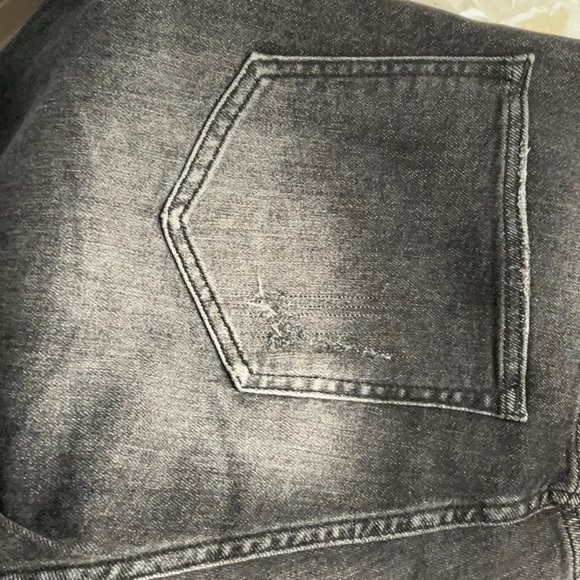 Risen Bermuda shorts in black distressed - Picture 7 of 7